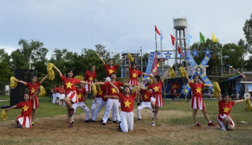Một tiết mục thi múa hát tập thể tại Hội trại